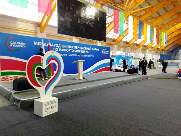 Выставочное оборудование из сотового картона на Международном кооперационном форума по импортозамещению «Сделано в России».